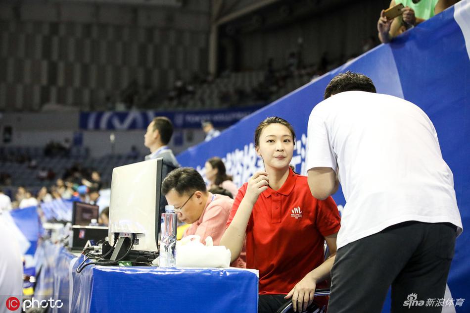 中国女排vs土耳其 惠若琪观战