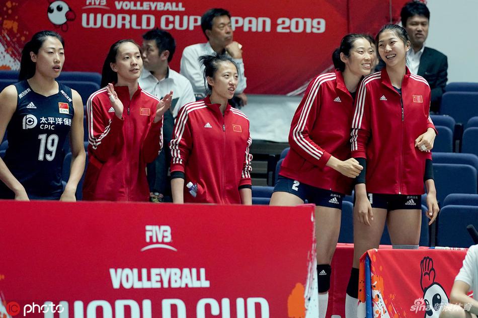 朱婷未出战场边和郎平交谈