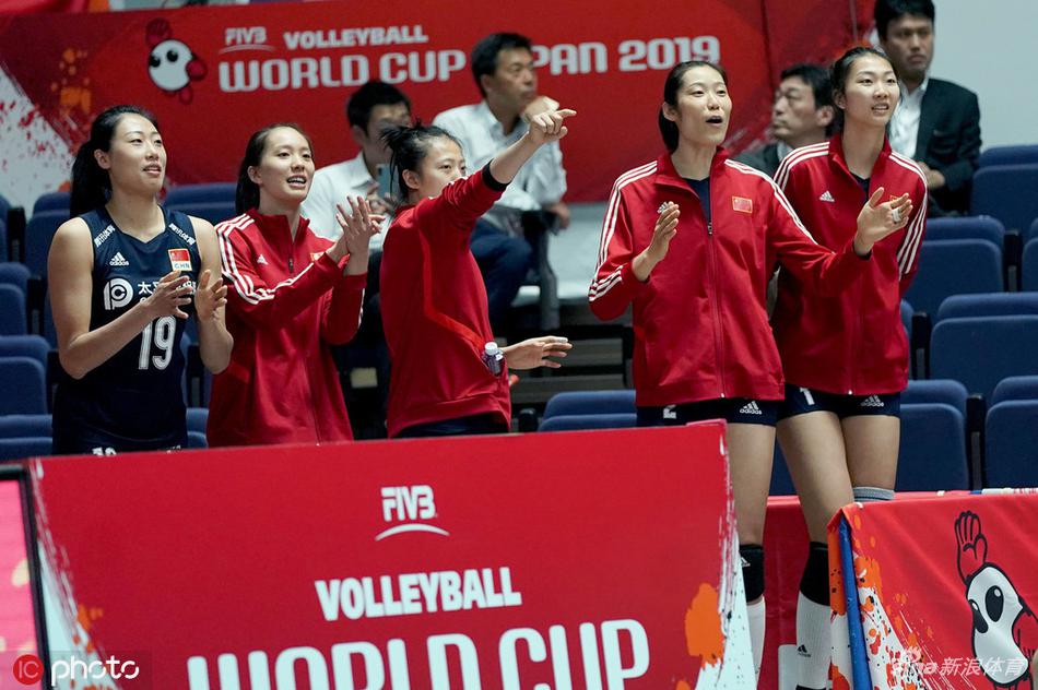 朱婷未出战场边和郎平交谈