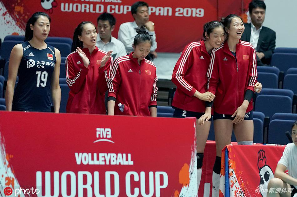 朱婷未出战场边和郎平交谈