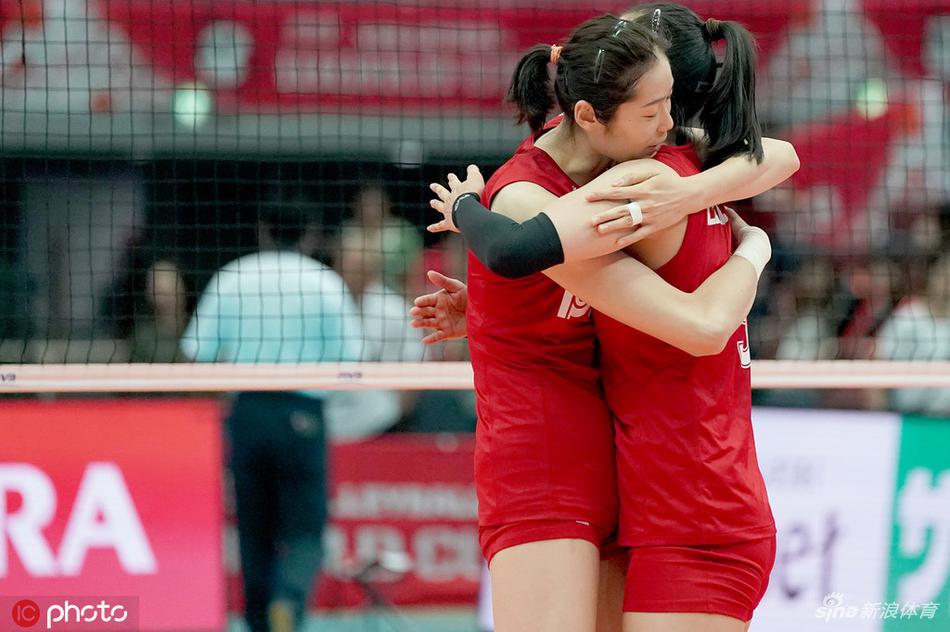 中国女排庆祝夺冠朱婷袁心h比心