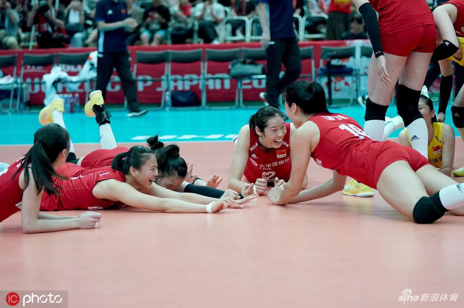 中国女排庆祝夺冠朱婷袁心h比心