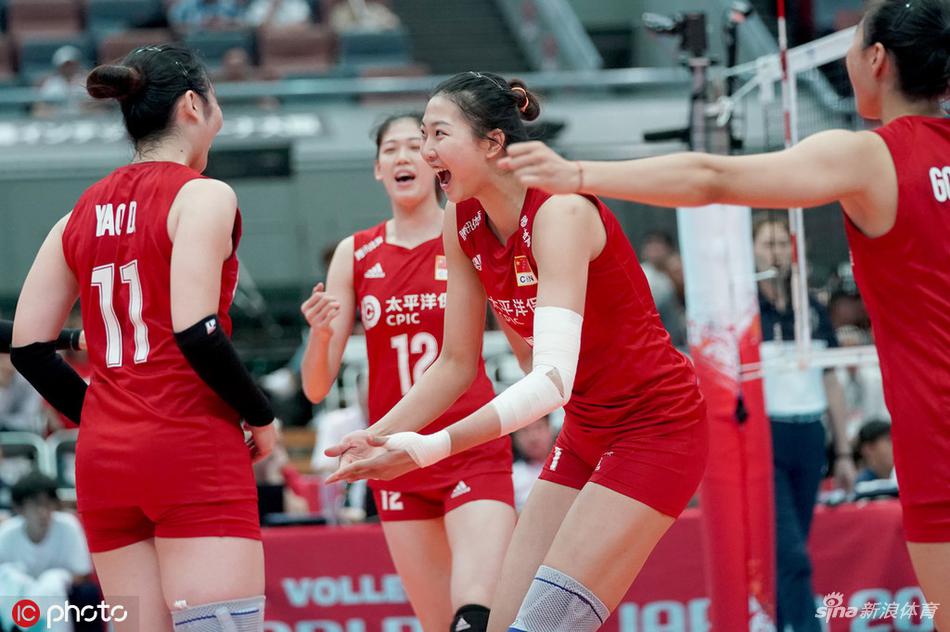 中国女排庆祝夺冠朱婷袁心h比心