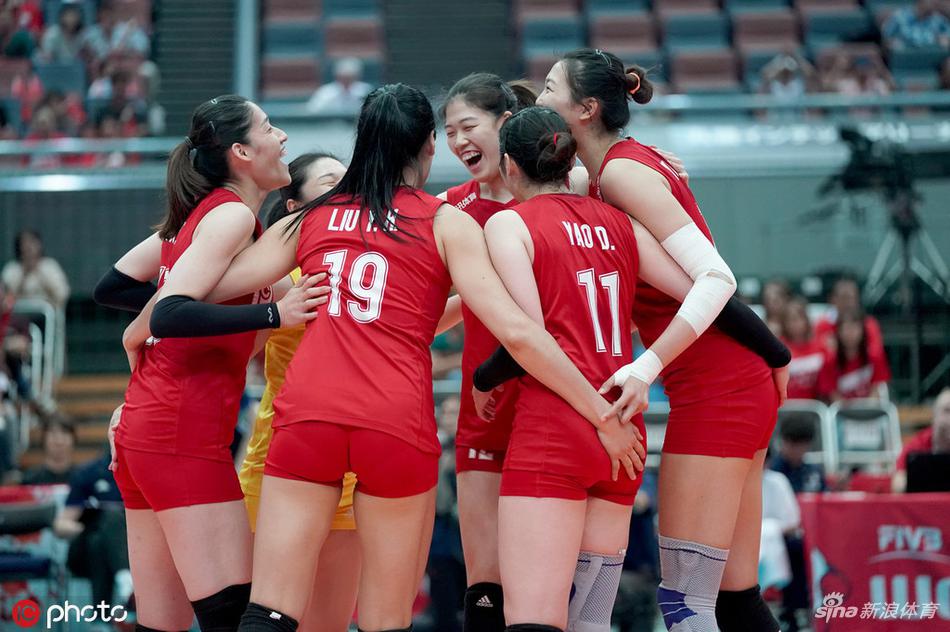 中国女排庆祝夺冠朱婷袁心h比心