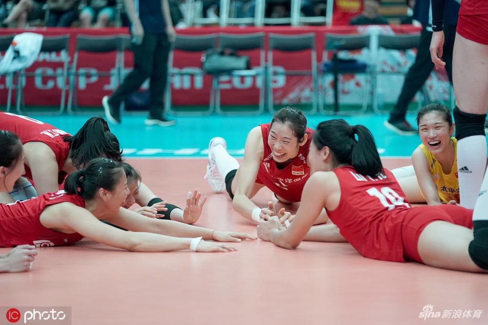 中国女排庆祝夺冠朱婷袁心h比心