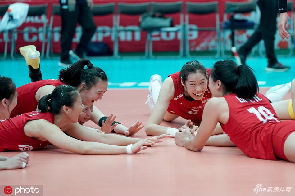 中国女排庆祝夺冠朱婷袁心h比心