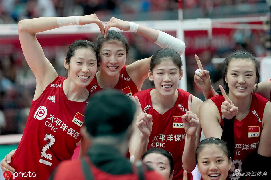 中国女排庆祝夺冠朱婷袁心h比心