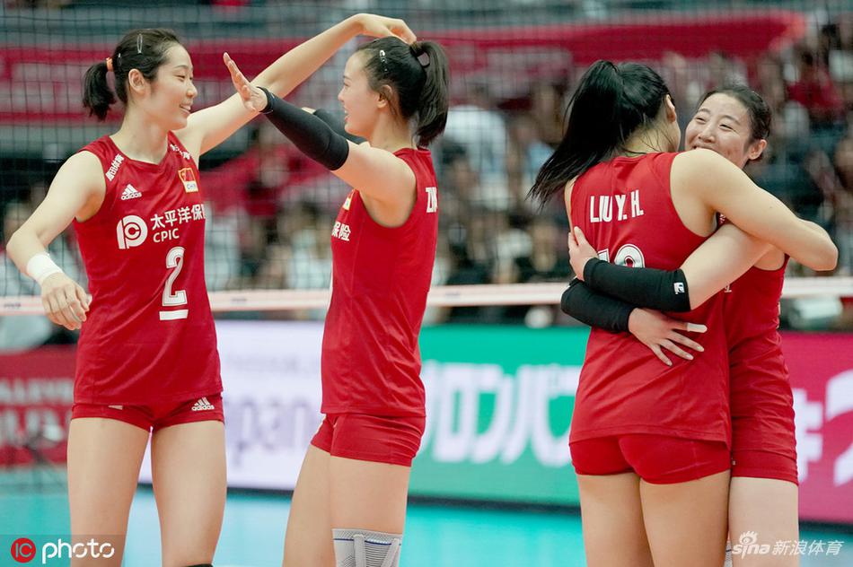 中国女排庆祝夺冠朱婷袁心h比心
