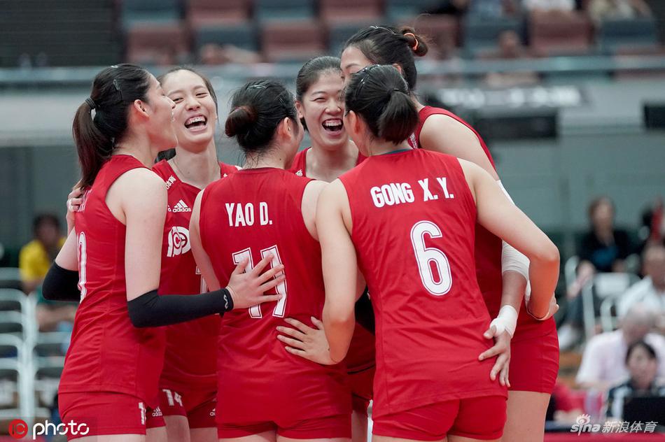 中国女排庆祝夺冠朱婷袁心h比心