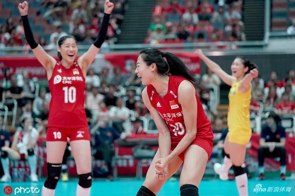 中国女排庆祝夺冠朱婷袁心h比心