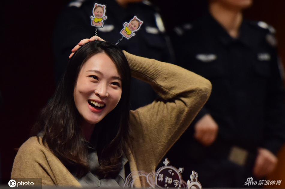 惠若琪头戴龚翔宇小卡通很可爱