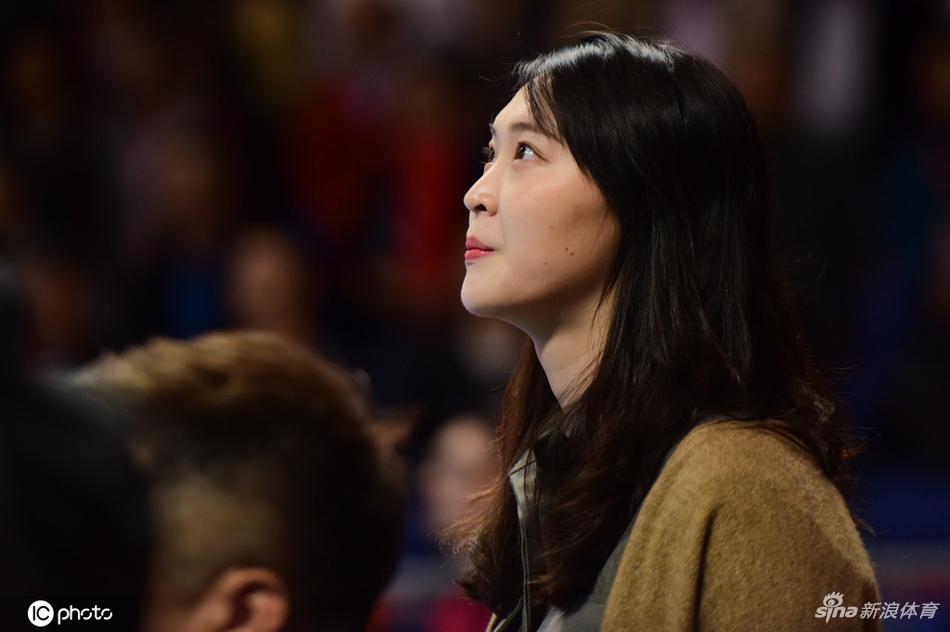 惠若琪头戴龚翔宇小卡通很可爱