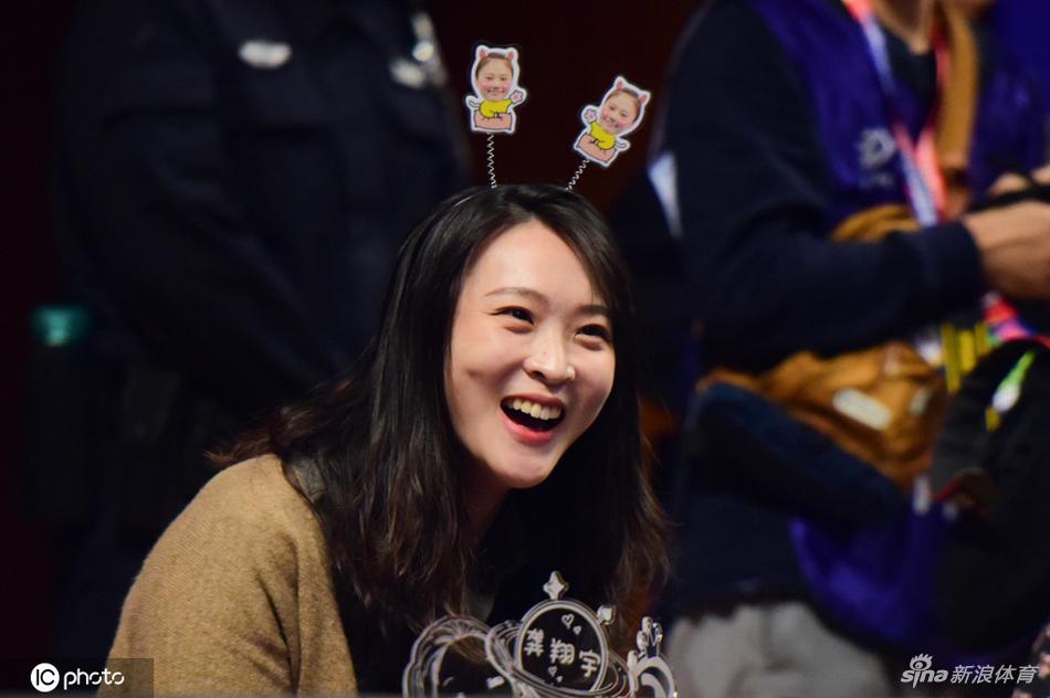 惠若琪头戴龚翔宇小卡通很可爱