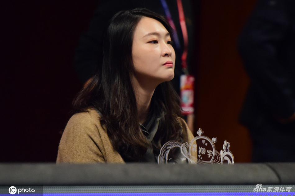 惠若琪头戴龚翔宇小卡通很可爱