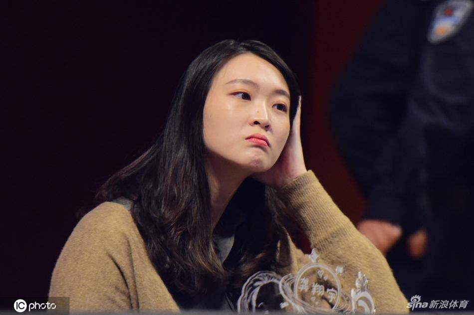 惠若琪头戴龚翔宇小卡通很可爱