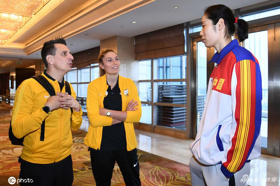 女排世俱杯朱婷和古德蒂热聊