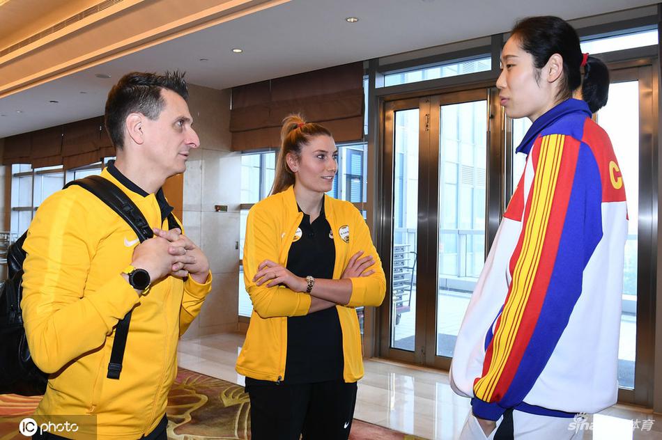 女排世俱杯朱婷和古德蒂热聊