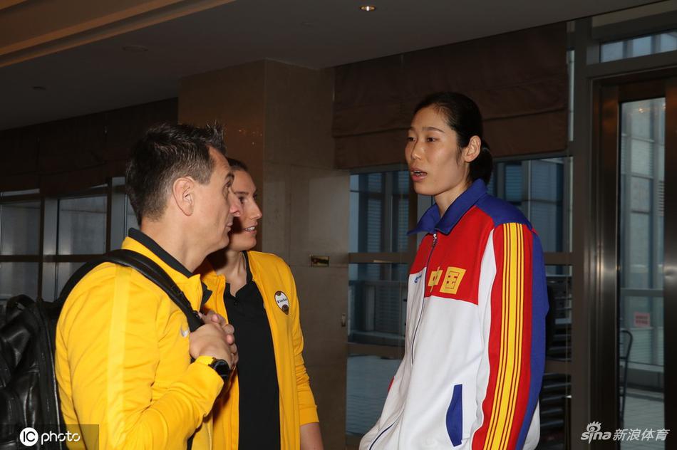 女排世俱杯朱婷和古德蒂热聊