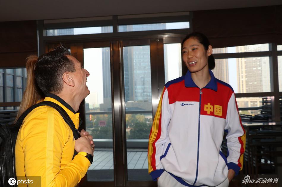 女排世俱杯朱婷和古德蒂热聊