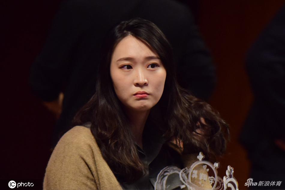 惠若琪头戴龚翔宇小卡通很可爱