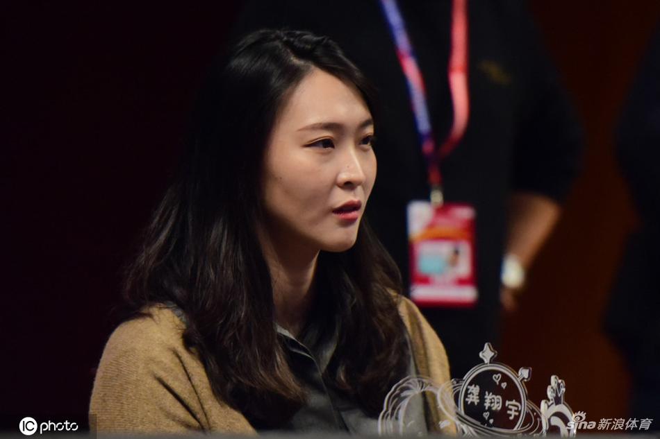 惠若琪头戴龚翔宇小卡通很可爱