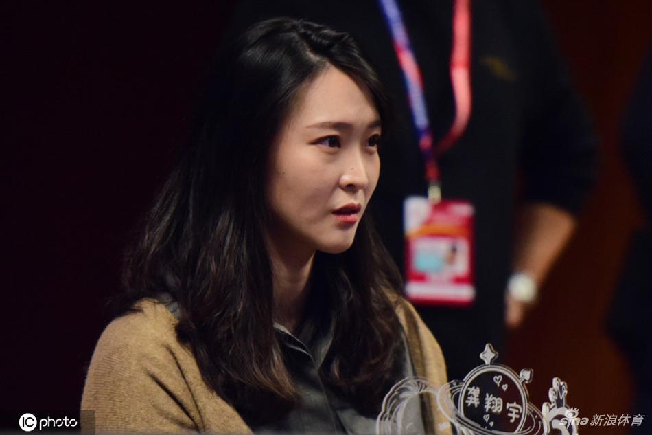 惠若琪头戴龚翔宇小卡通很可爱