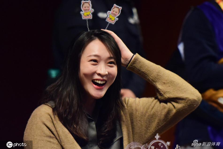 惠若琪头戴龚翔宇小卡通很可爱