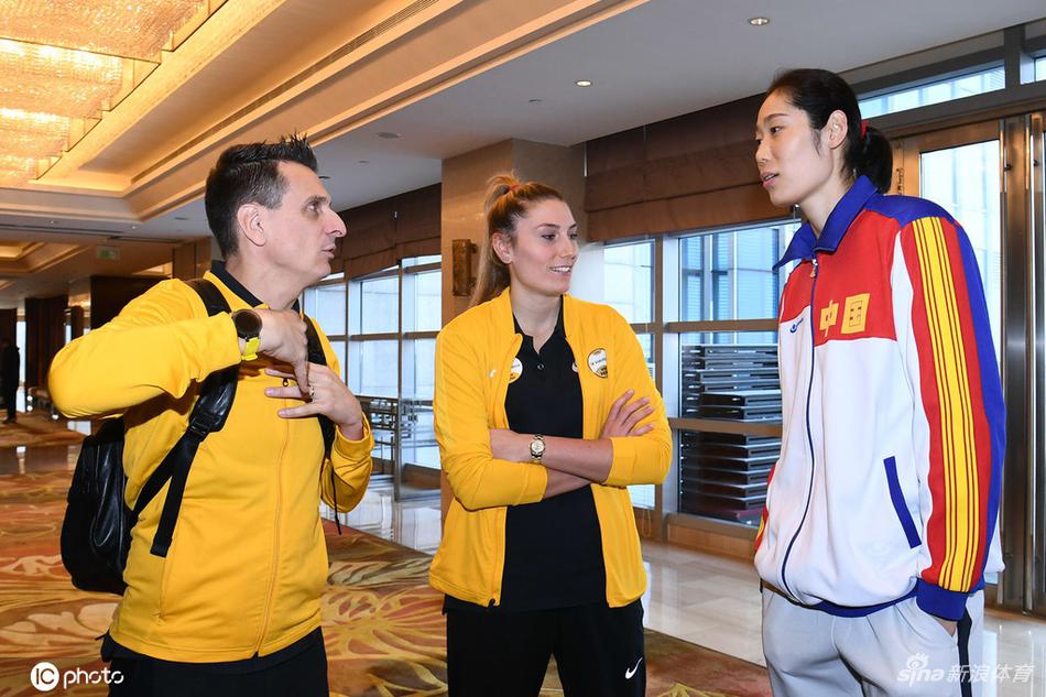 女排世俱杯朱婷和古德蒂热聊