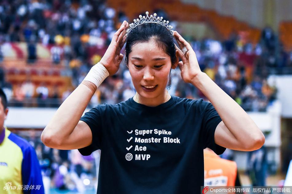 排超朱婷切蛋糕庆生