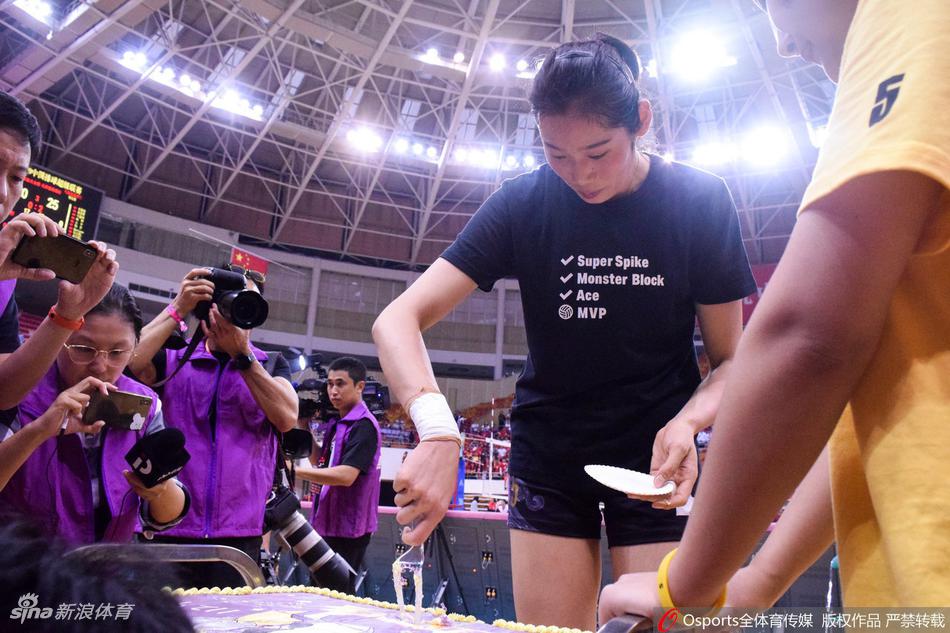 排超朱婷切蛋糕庆生