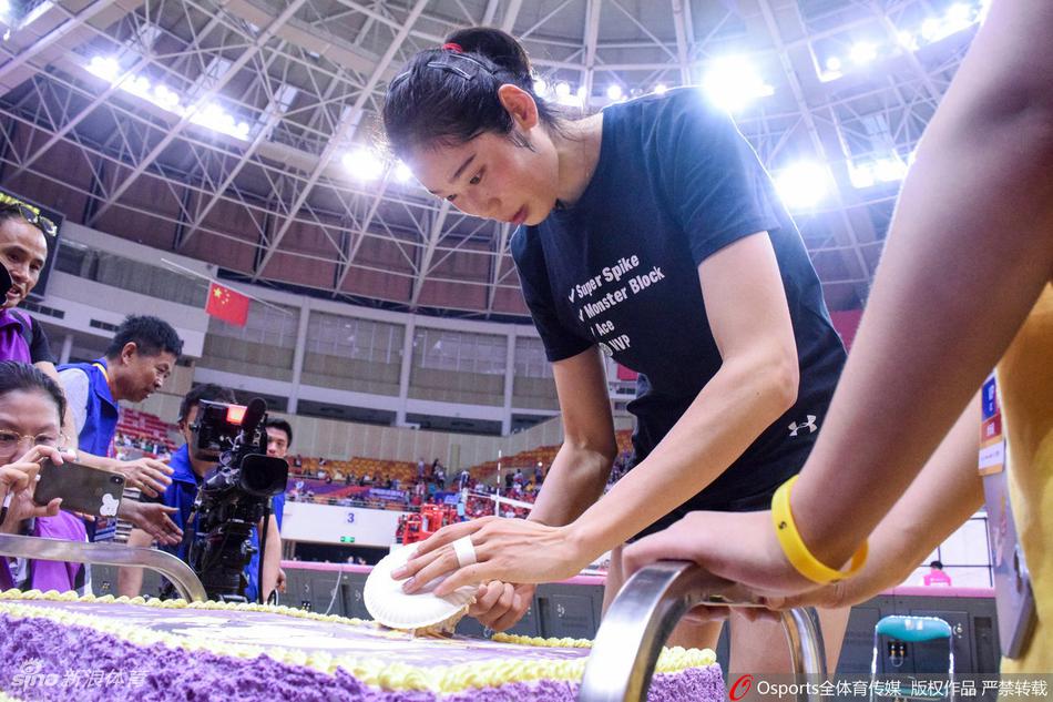 排超朱婷切蛋糕庆生