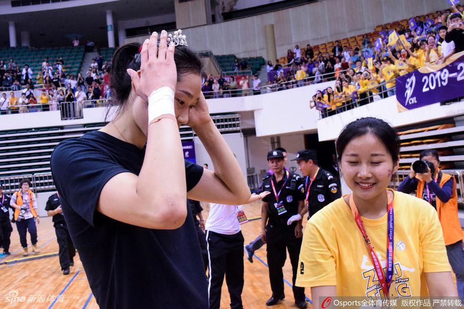 排超朱婷切蛋糕庆生