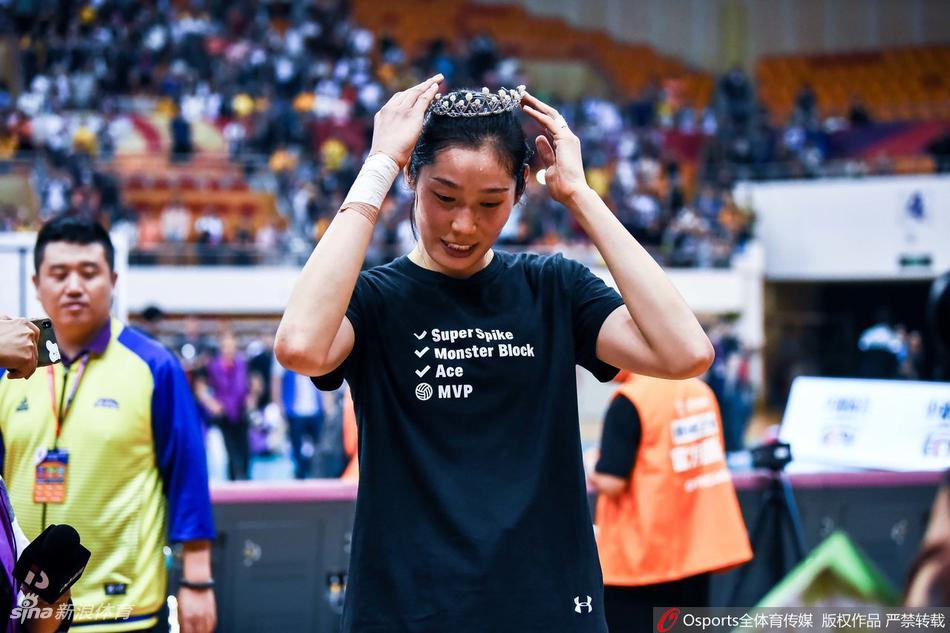 排超朱婷切蛋糕庆生