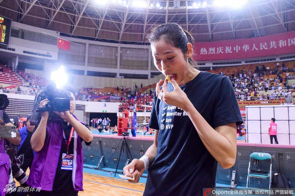 排超朱婷切蛋糕庆生