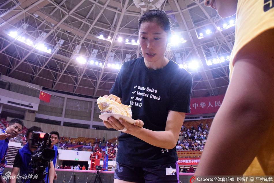 排超朱婷切蛋糕庆生