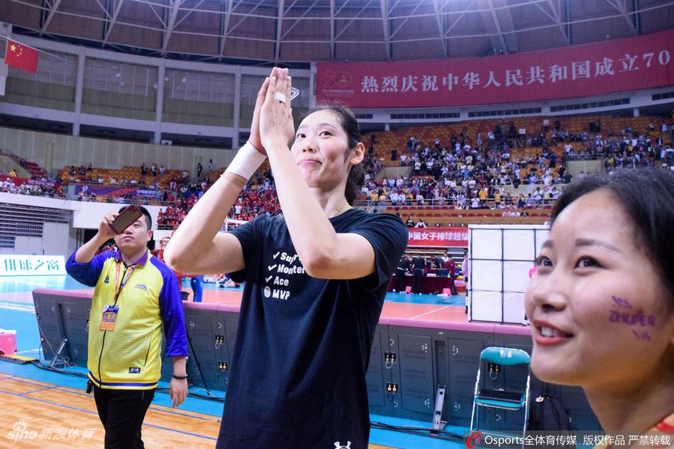 排超朱婷切蛋糕庆生