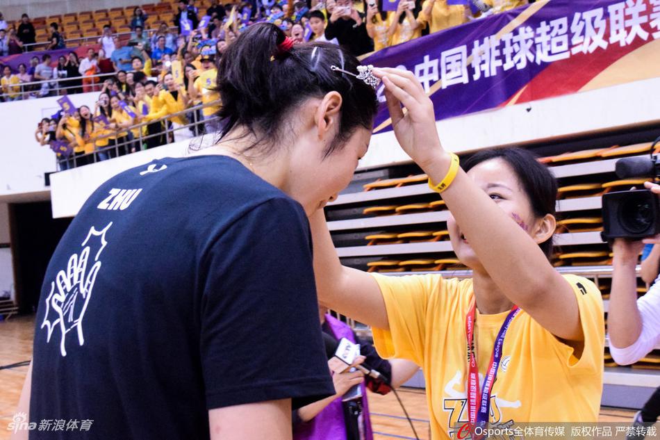 排超朱婷切蛋糕庆生