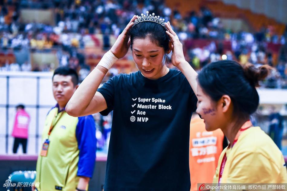 排超朱婷切蛋糕庆生