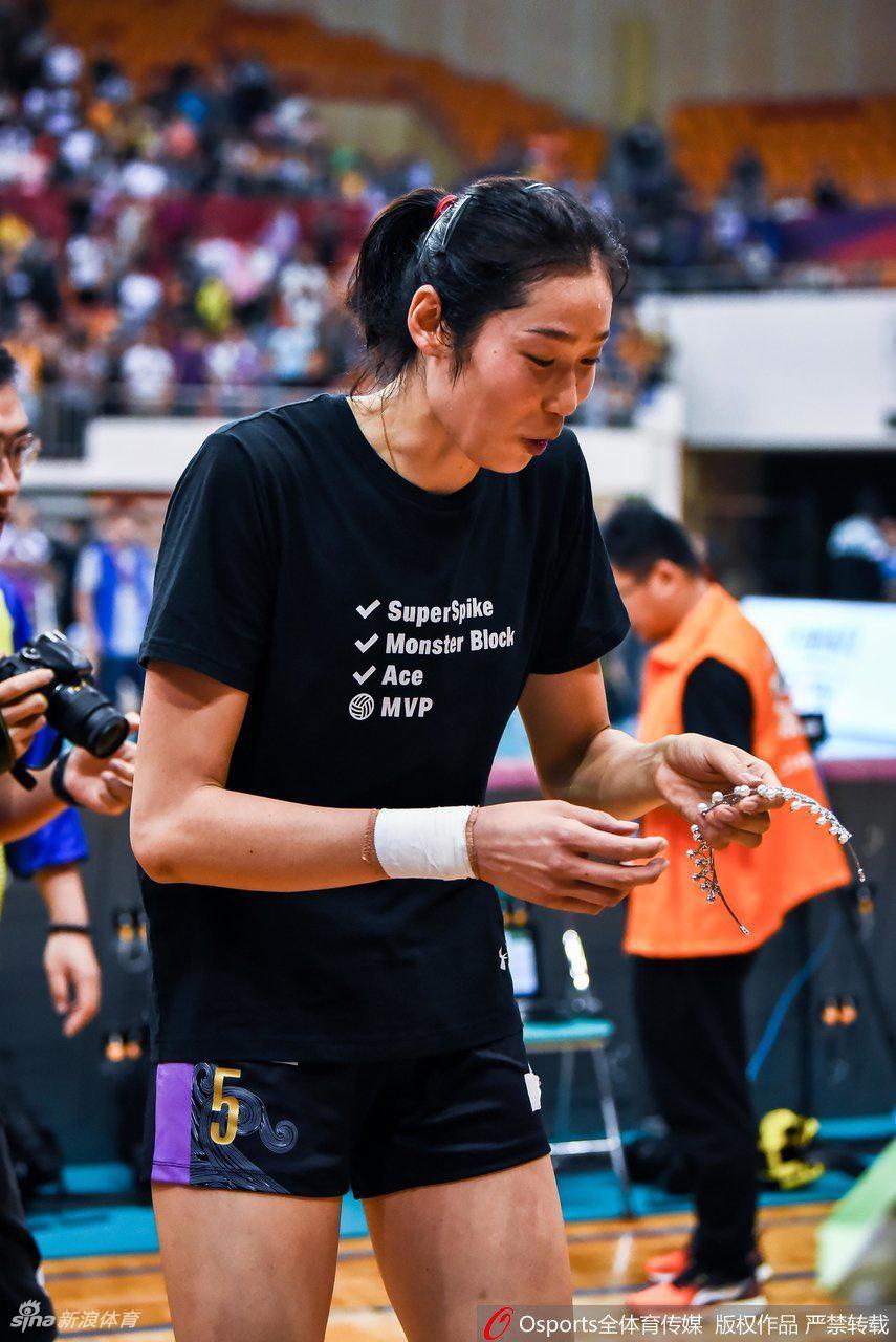 排超朱婷切蛋糕庆生