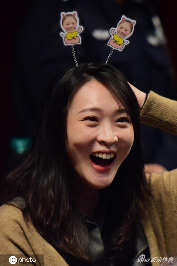 惠若琪头戴龚翔宇小卡通很可爱