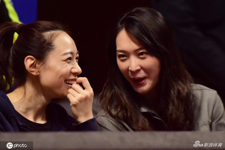 惠若琪头戴龚翔宇小卡通很可爱