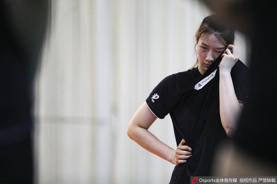 江苏女排训练备战 队员积极备战苦练技能