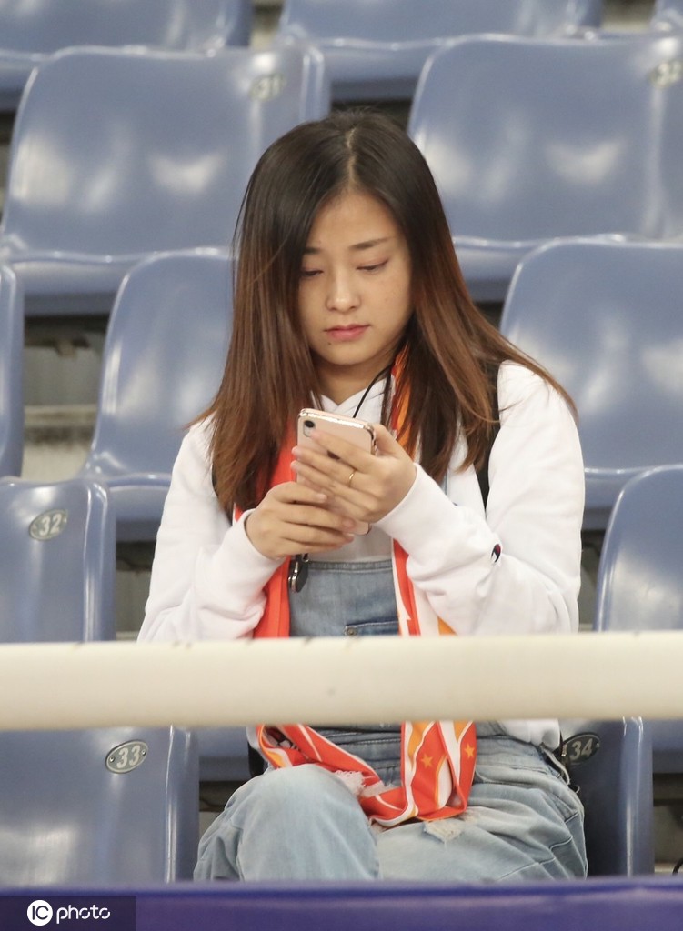 鲁能主场美女球迷惊艳