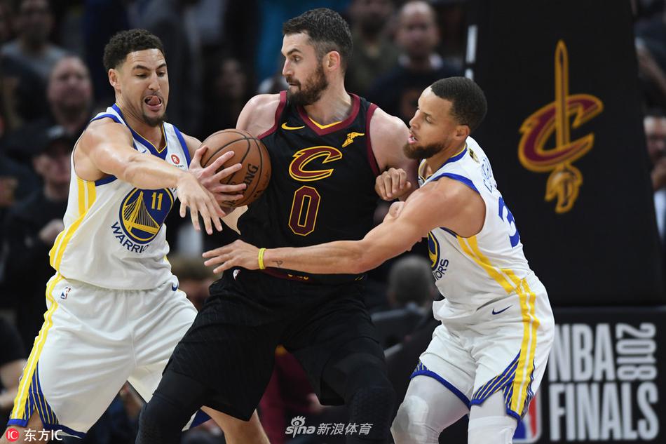 汤普森和库里包夹乐福