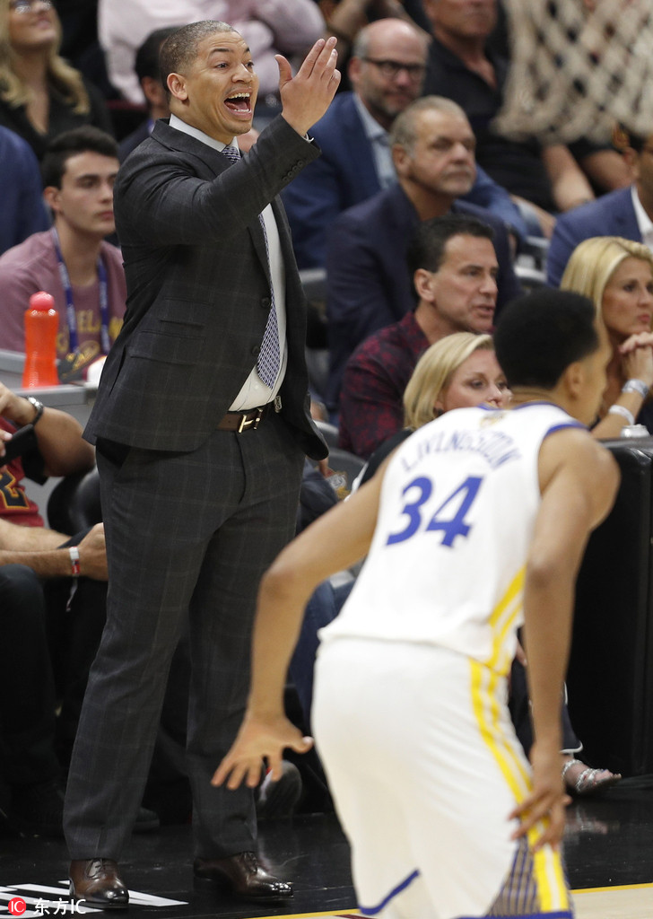 泰伦卢赛场边指挥