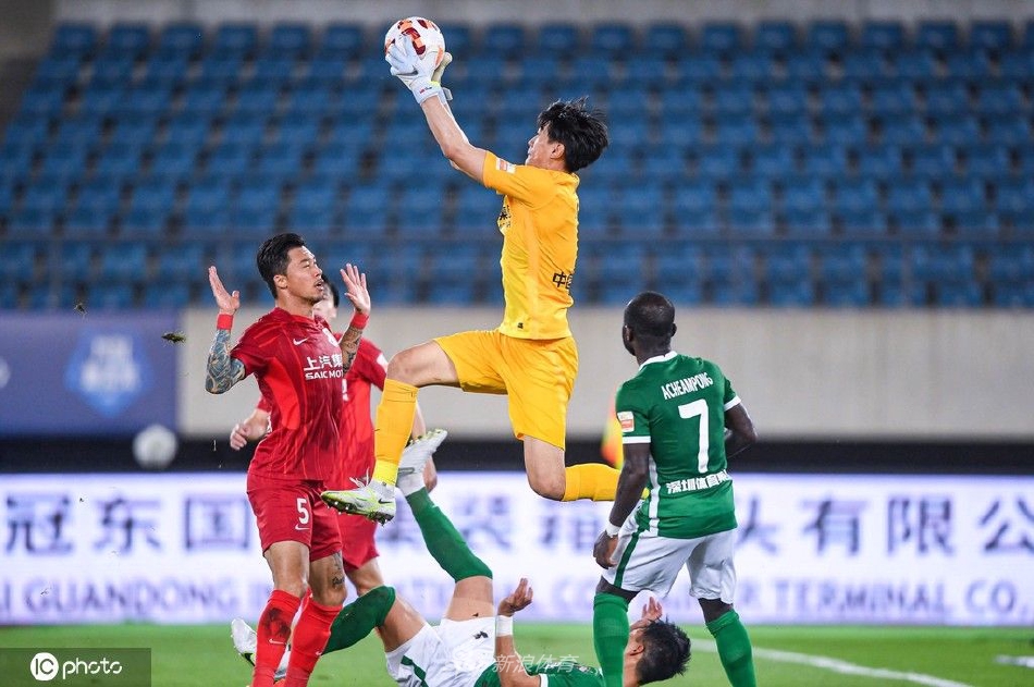 [中超联赛]上海海港2-0深圳队