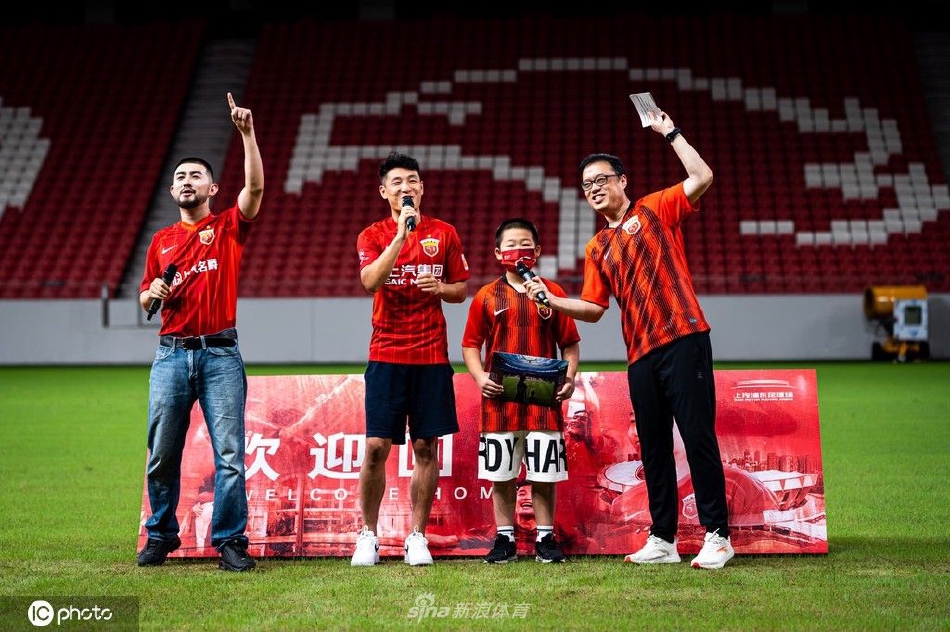 武磊正式回归亮相浦东足球场