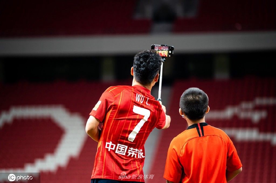 武磊正式回归亮相浦东足球场