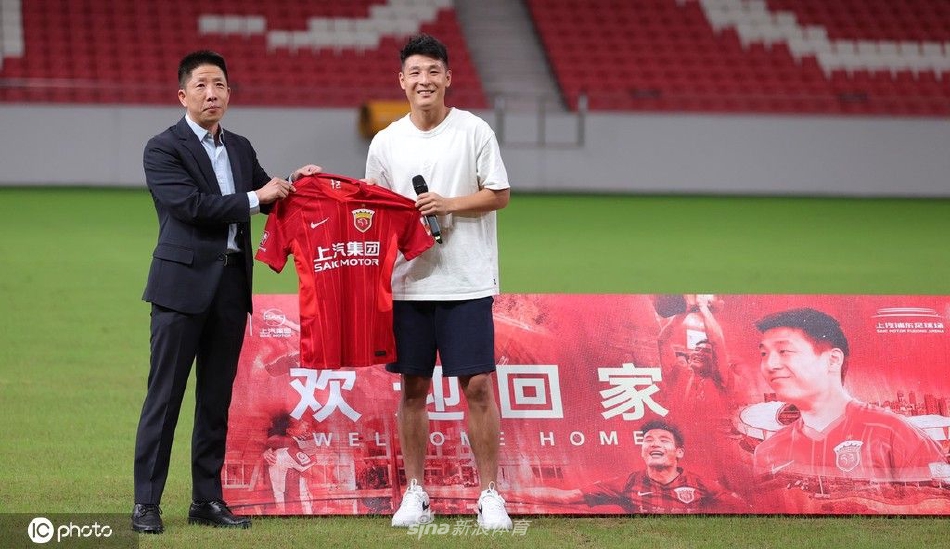 武磊正式回归亮相浦东足球场