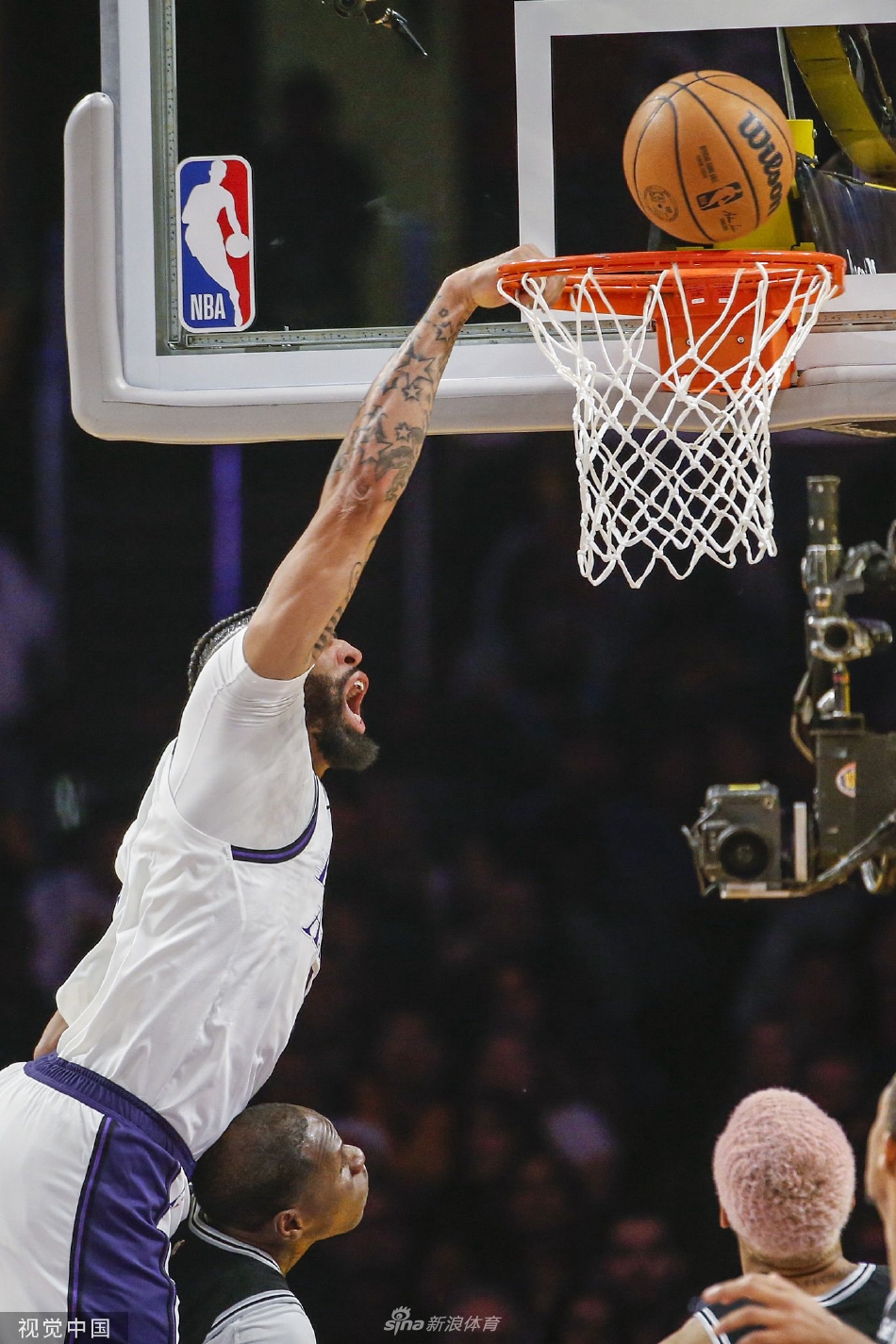 [NBA]湖人123-92大破马刺 浓眉30+18